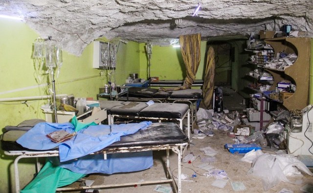 HANCUR. Sebuah kamar di rumah sakit di Khan Sheikhun hancur akibat serangan militer pada Selasa, 4 April. Serangan itu diduga juga menggunakan gas beracun.Foto oleh Omar haj kadour/AFP 